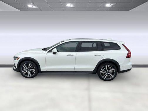 2025 Volvo V60 Cross Country B5 Plus