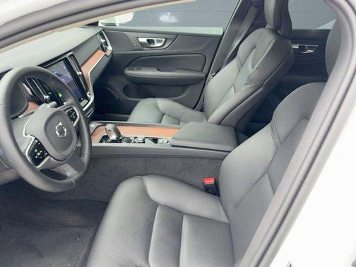 2025 Volvo V60 Cross Country B5 Plus