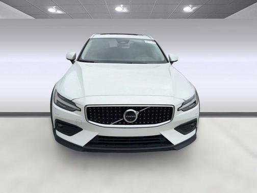 2025 Volvo V60 Cross Country B5 Plus