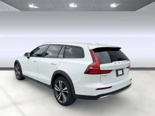 2025 Volvo V60 Cross Country B5 Plus