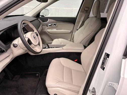2025 Volvo XC90 B6 Plus 7-Seater