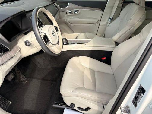 2024 Volvo XC90 B5 Plus Bright Theme