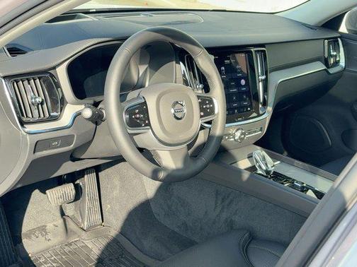 2026 Volvo V60 Cross Country Ultra, B5 AWD Gas (mild hybrid)