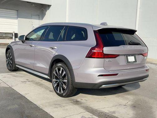 2026 Volvo V60 Cross Country Ultra, B5 AWD Gas (mild hybrid)