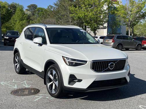 2025 Volvo XC40 B5 Plus Bright Theme