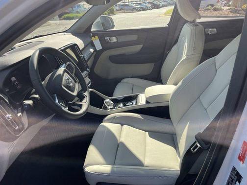 2025 Volvo XC40 B5 Plus Bright Theme