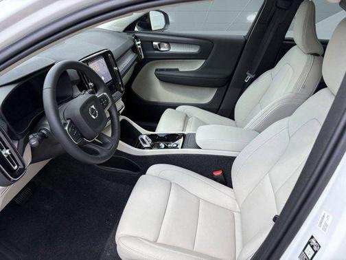 2026 Volvo XC40 B5 Plus