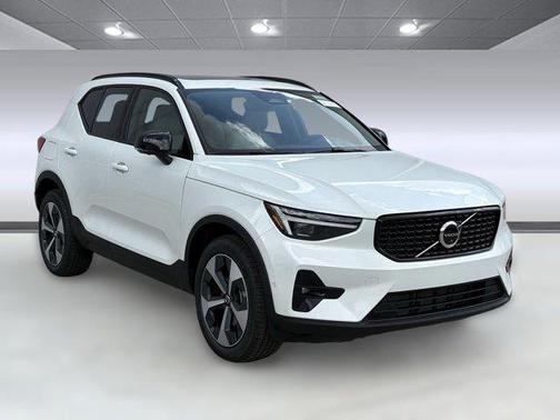 2026 Volvo XC40 B5 Plus