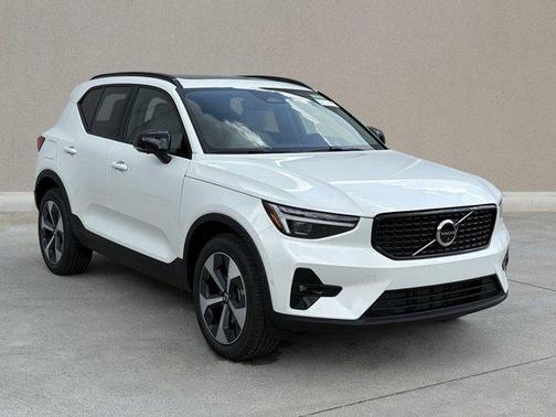 2026 Volvo XC40 B5 Plus