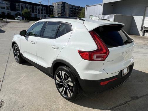2025 Volvo XC40 B5 Ultra Dark Theme