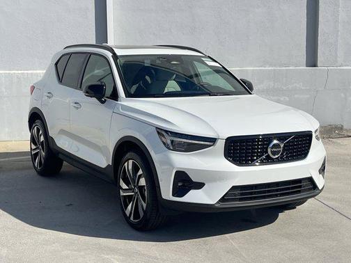 2025 Volvo XC40 B5 Ultra Dark Theme