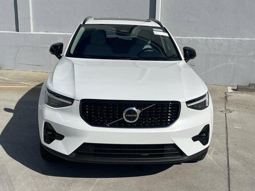 2025 Volvo XC40 B5 Ultra Dark Theme
