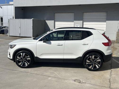 2025 Volvo XC40 B5 Ultra Dark Theme