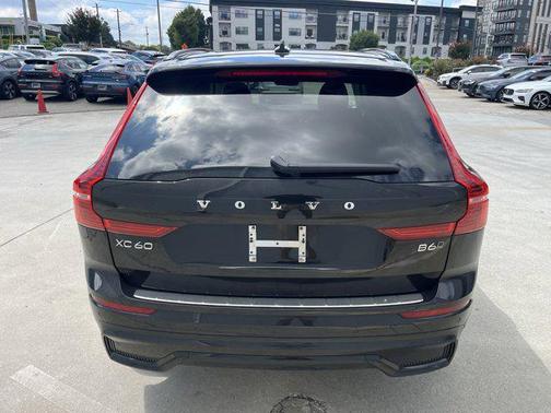 2023 Volvo XC60 B6 Ultimate Dark Theme