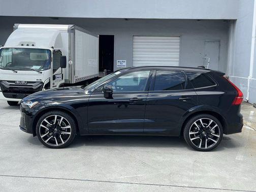 2023 Volvo XC60 B6 Ultimate Dark Theme