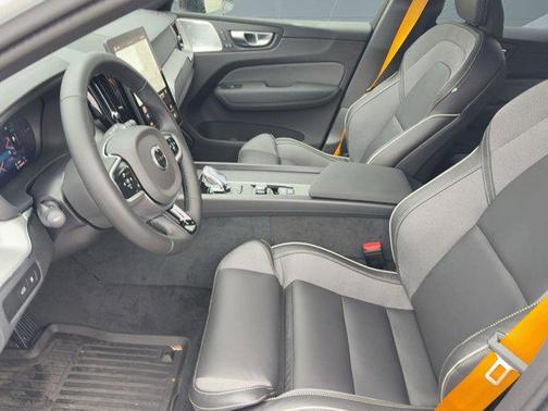 Crystal White Metallic 2026 Volvo XC60 Plug-In Hybrid T8 Polestar