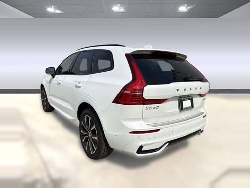 Crystal White Metallic 2023 Volvo XC60 B5 Plus Dark Theme
