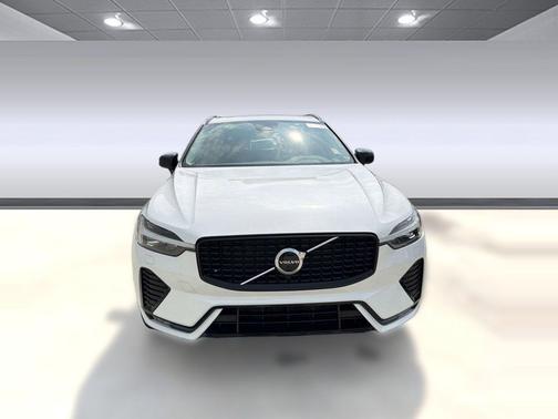 Crystal White Metallic 2023 Volvo XC60 B5 Plus Dark Theme