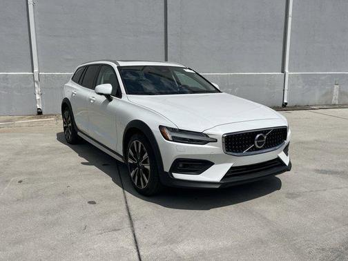 2024 Volvo V60 Cross Country B5 Ultimate