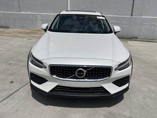 2024 Volvo V60 Cross Country B5 Ultimate