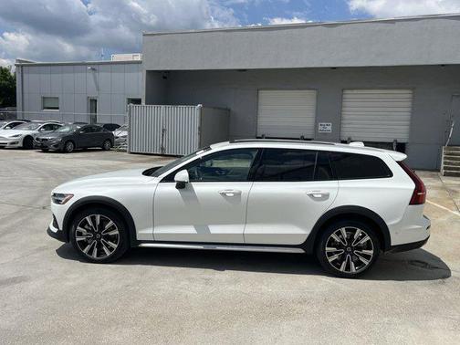 2024 Volvo V60 Cross Country B5 Ultimate