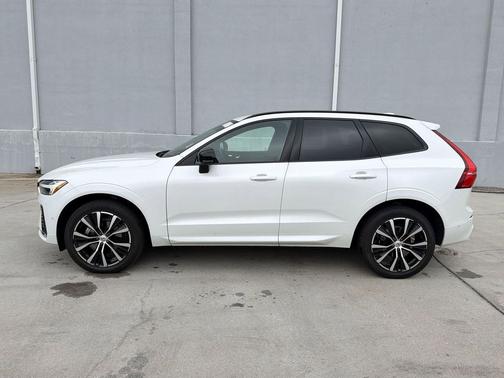 Crystal White Metallic 2024 Volvo XC60 B5 Ultimate Dark Theme