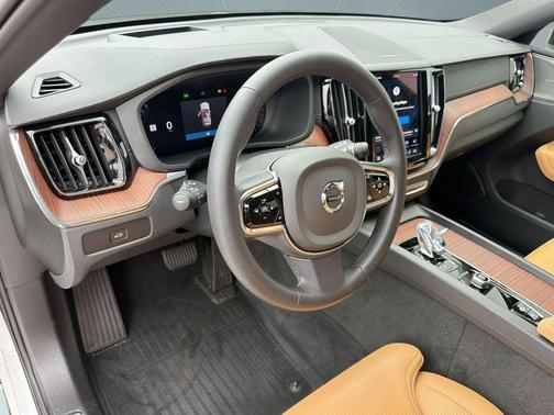 Crystal White Metallic 2024 Volvo XC60 B5 Ultimate Dark Theme