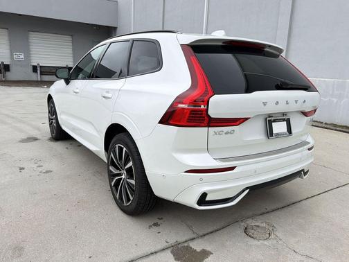 Crystal White Metallic 2024 Volvo XC60 B5 Ultimate Dark Theme