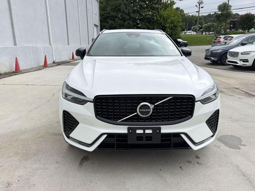 Crystal White Metallic 2024 Volvo XC60 B5 Ultimate Dark Theme