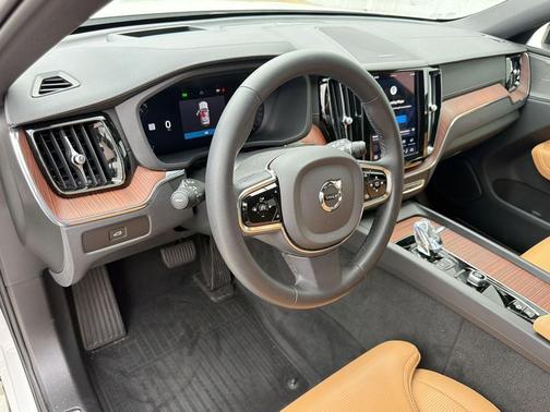Crystal White Metallic 2024 Volvo XC60 B5 Ultimate Dark Theme