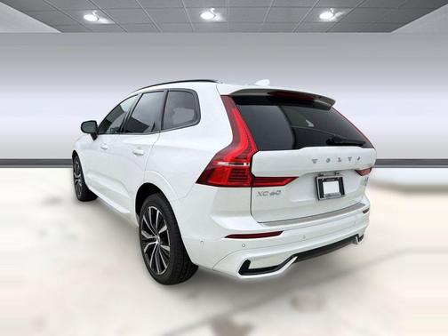 Crystal White Metallic 2024 Volvo XC60 B5 Ultimate Dark Theme