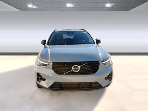 2026 Volvo XC40 Plus, B5 AWD Gas (mild hybrid), Dark