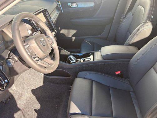 2026 Volvo XC40 Plus, B5 AWD Gas (mild hybrid), Dark