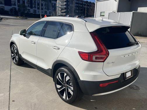 2025 Volvo XC40 B5 Ultra Bright Theme