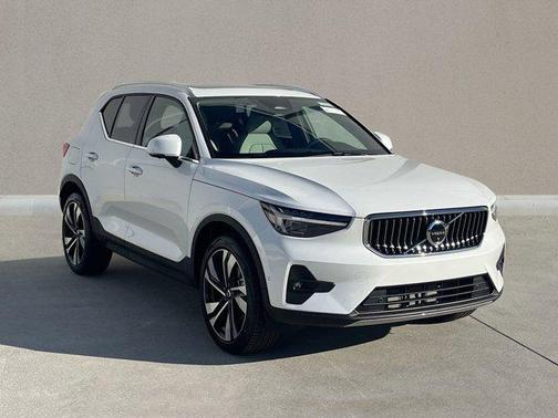 2025 Volvo XC40 B5 Ultra Bright Theme