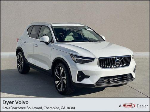 2025 Volvo XC40 B5 Ultra Bright Theme