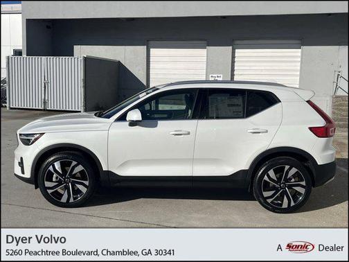 2025 Volvo XC40 B5 Ultra Bright Theme