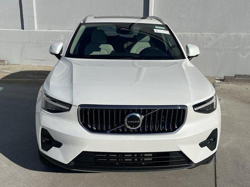 2025 Volvo XC40 B5 Ultra Bright Theme
