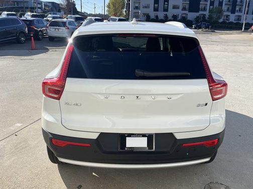 2025 Volvo XC40 B5 Ultra Bright Theme