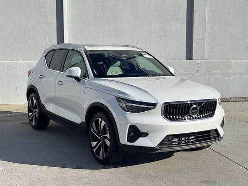 2025 Volvo XC40 B5 Ultra Bright Theme