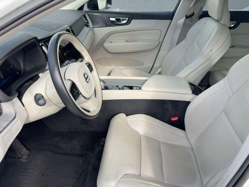 2023 Volvo XC60 B5 Ultimate Dark Theme