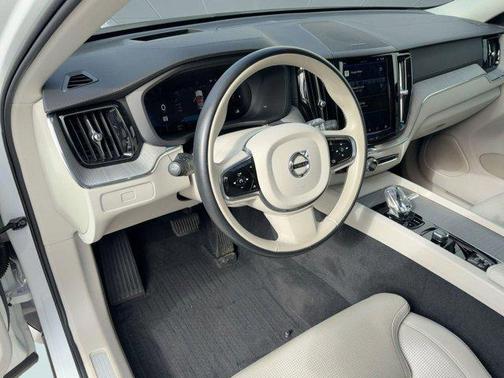 2023 Volvo XC60 B5 Ultimate Dark Theme