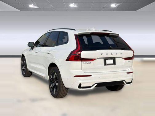 Crystal White Metallic 2026 Volvo XC60 B5 Plus