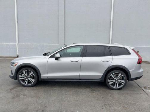 2025 Volvo V60 Cross Country Plus, B5 AWD Gas (mild hybrid)