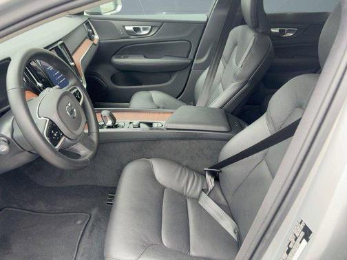 2025 Volvo V60 Cross Country Plus, B5 AWD Gas (mild hybrid)