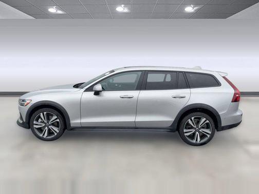 2025 Volvo V60 Cross Country Plus, B5 AWD Gas (mild hybrid)