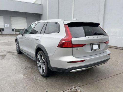2025 Volvo V60 Cross Country Plus, B5 AWD Gas (mild hybrid)