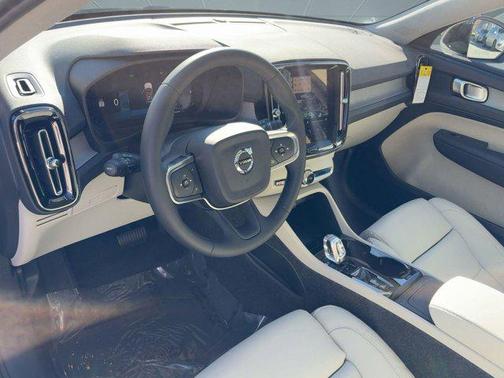 2026 Volvo XC40 Plus, B5 AWD Gas (mild hybrid), Dark