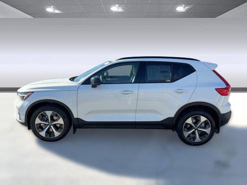 2026 Volvo XC40 Plus, B5 AWD Gas (mild hybrid), Dark