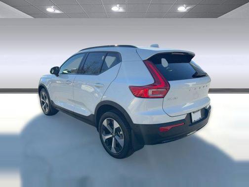2026 Volvo XC40 Plus, B5 AWD Gas (mild hybrid), Dark